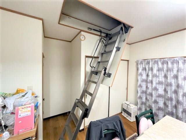 DL33-701_屋根裏階段和室_