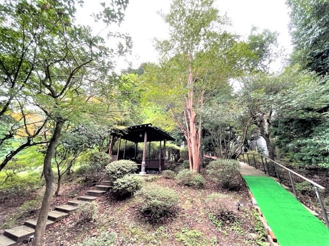 13-237,215_南側庭園と東屋